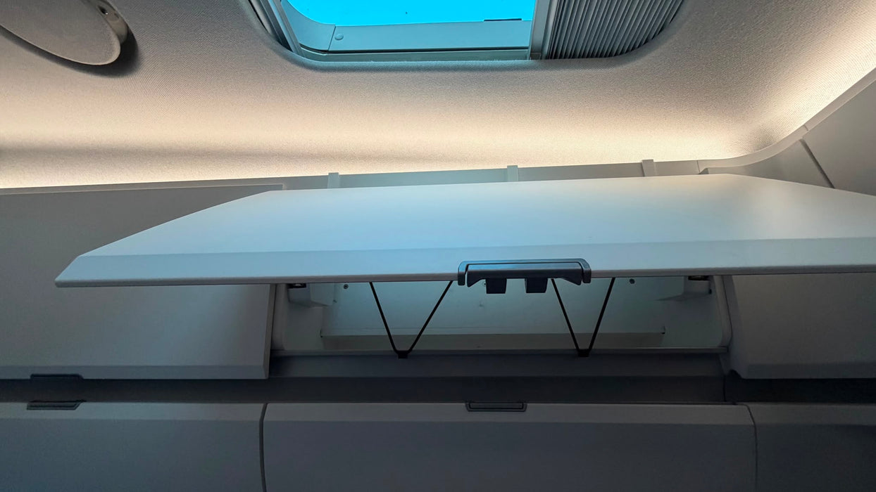 Gepäcknetz mit weißen Außenhaltern im geöffneten Oberschrank eines VW Grand California